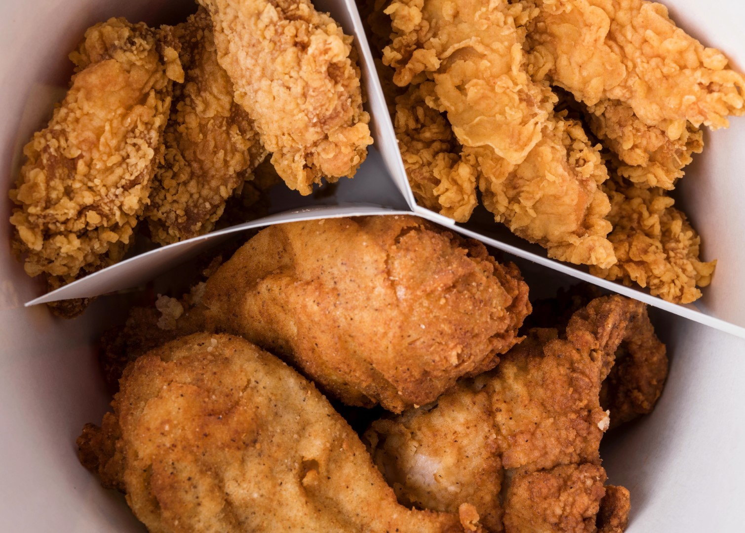 close-up-fried-chicken-bucket